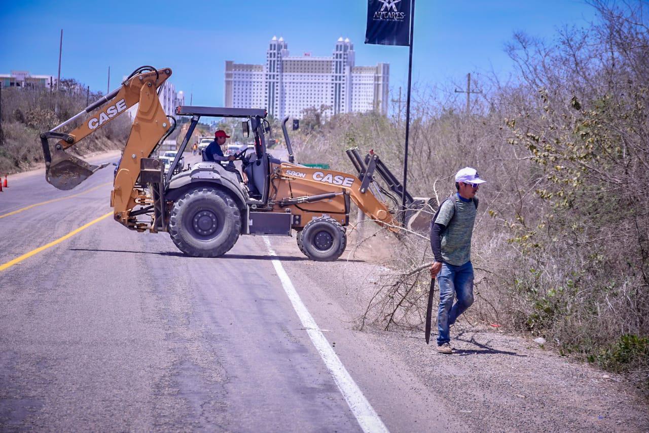 $!Limpian acotamiento de la carretera Habal-Cerritos para seguridad de ciclistas