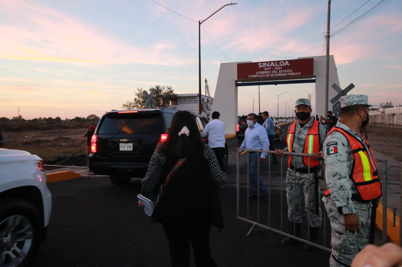 $!En Culiacán, campesinos, trabajadores del sector salud, y ciudadanos reciben a López Obrador... con protestas
