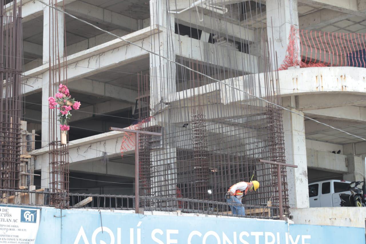 $!Festejan y agradecen trabajadores de obras a su patrona en el Día de la Santa Cruz