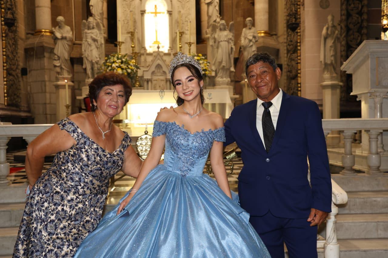 $!Alexa Anayansi entre sus abuelos, Leticia Gómez Llanos y Mauro Cruz.