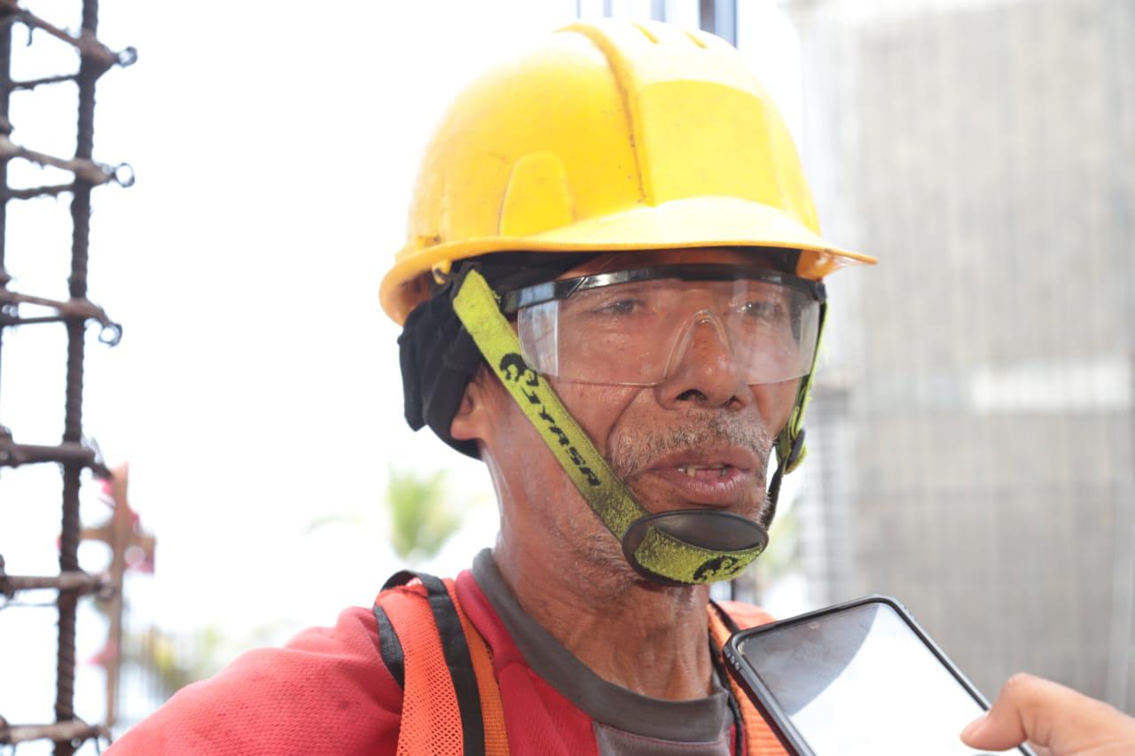 $!Festejan y agradecen trabajadores de obras a su patrona en el Día de la Santa Cruz