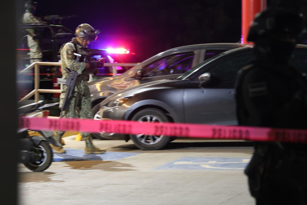 $!Balean a un conductor, logra llegar hasta una tienda de autoservicio y lo trasladan en otro vehículo a una clínica de Mazatlán