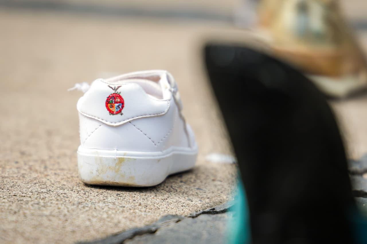 $!El camino de zapatos de los desaparecidos: dolorosa manifestación de madres buscadoras