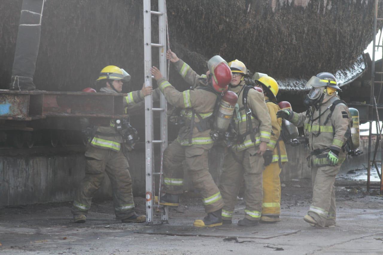 $!En astillero de Mazatlán arde ‘cascarón’ de barco cuando era desmantelado