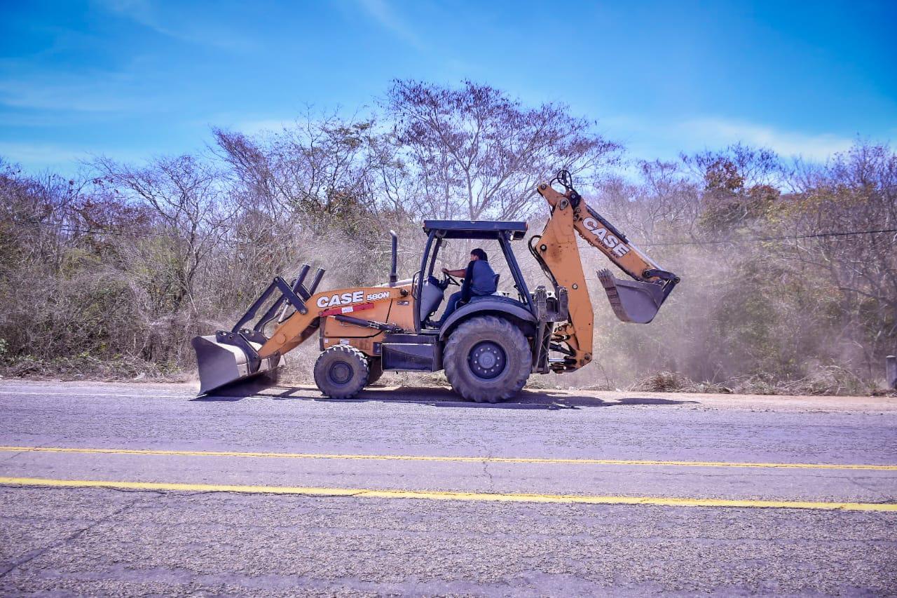 $!Limpian acotamiento de la carretera Habal-Cerritos para seguridad de ciclistas