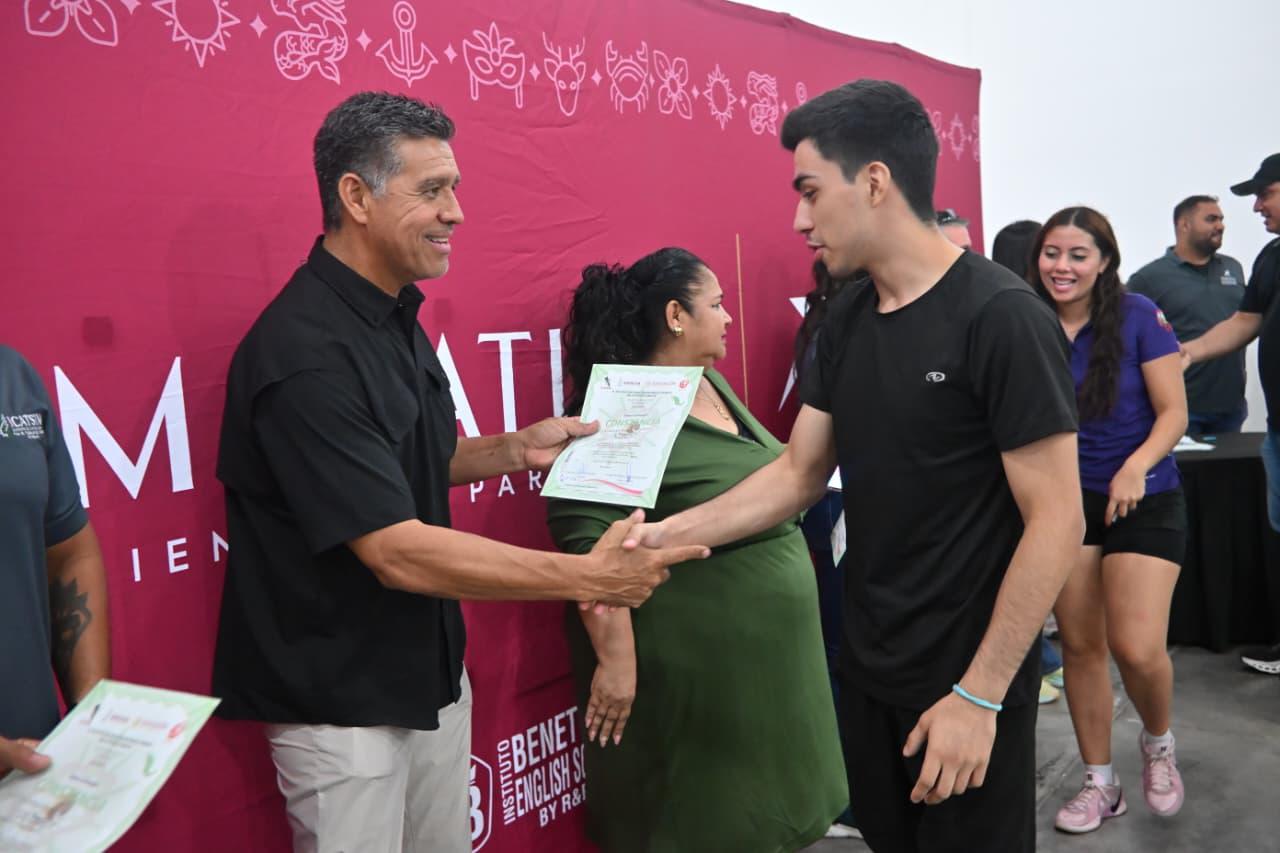 $!Entregan constancias a 72 entrenadores tras curso integral en Mazatlán