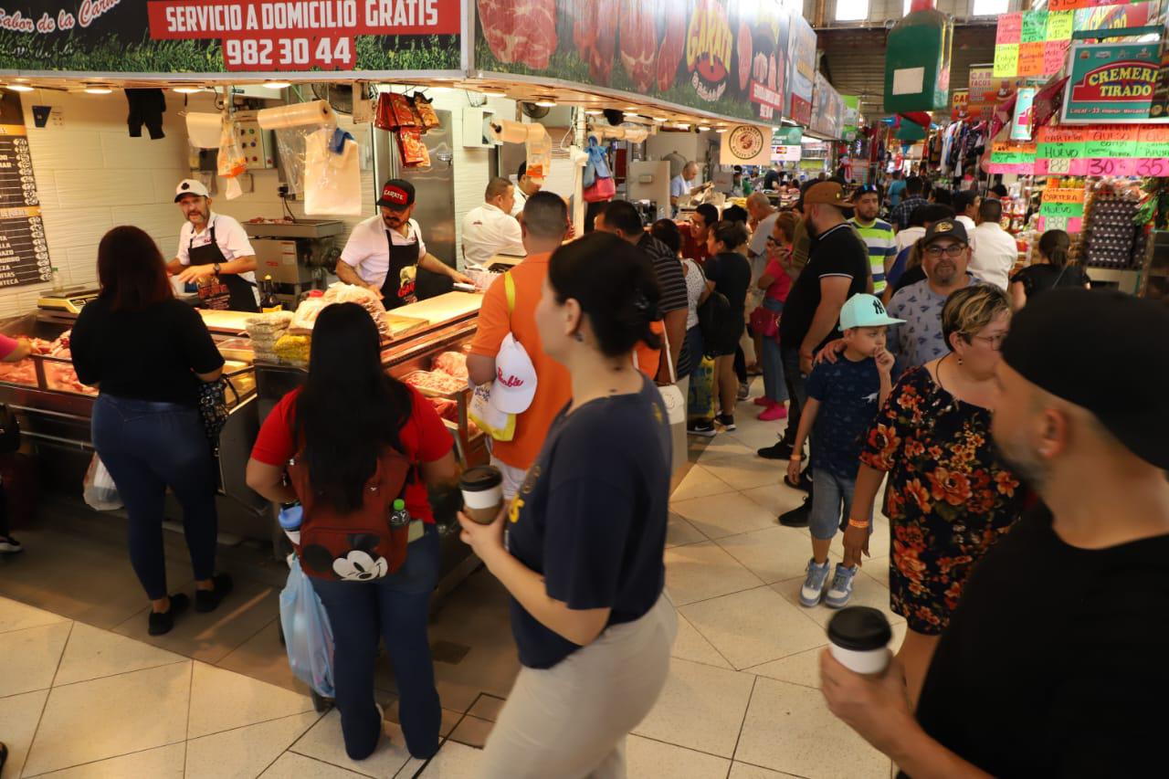 $!Salen mazatlecos a comprar lo necesario para la cena de Noche Buena