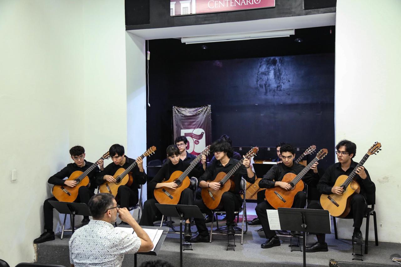 $!La agrupación deleitó a la audiencia con una selección de villancicos clásicos.
