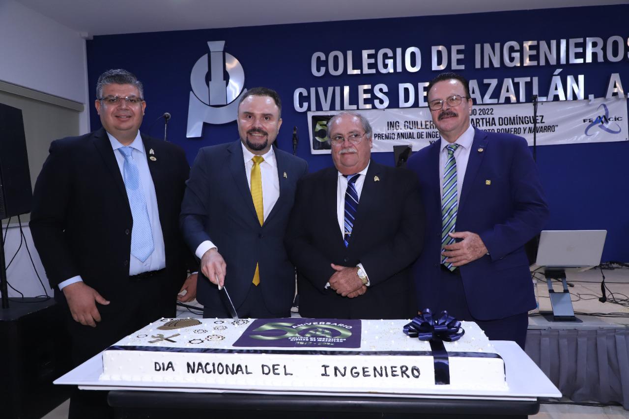 $!Adolfo Moreno Garzón, Ramón Antonio Osuna, Guillermo Trewartha y Hugomar Peraza partieron el pastel del 50 aniversario.