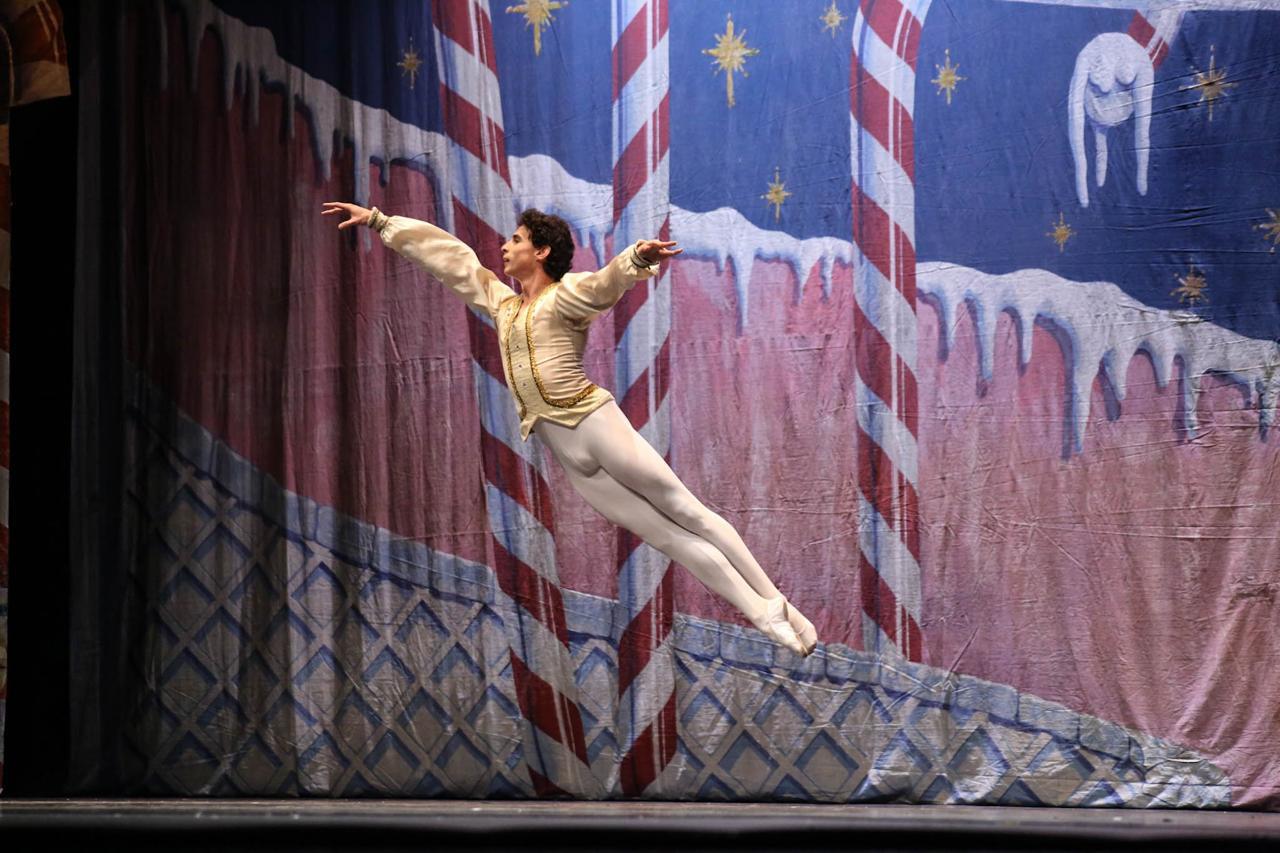 $!El primer bailarín Alejandro Miguel Hidalgo Proenza cautivó al público con su técnica y elegancia.