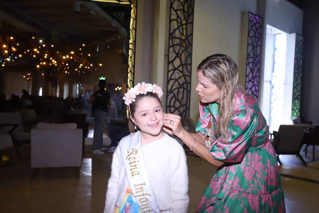 $!María Paula junto a su mamá Natalia García de Velarde.