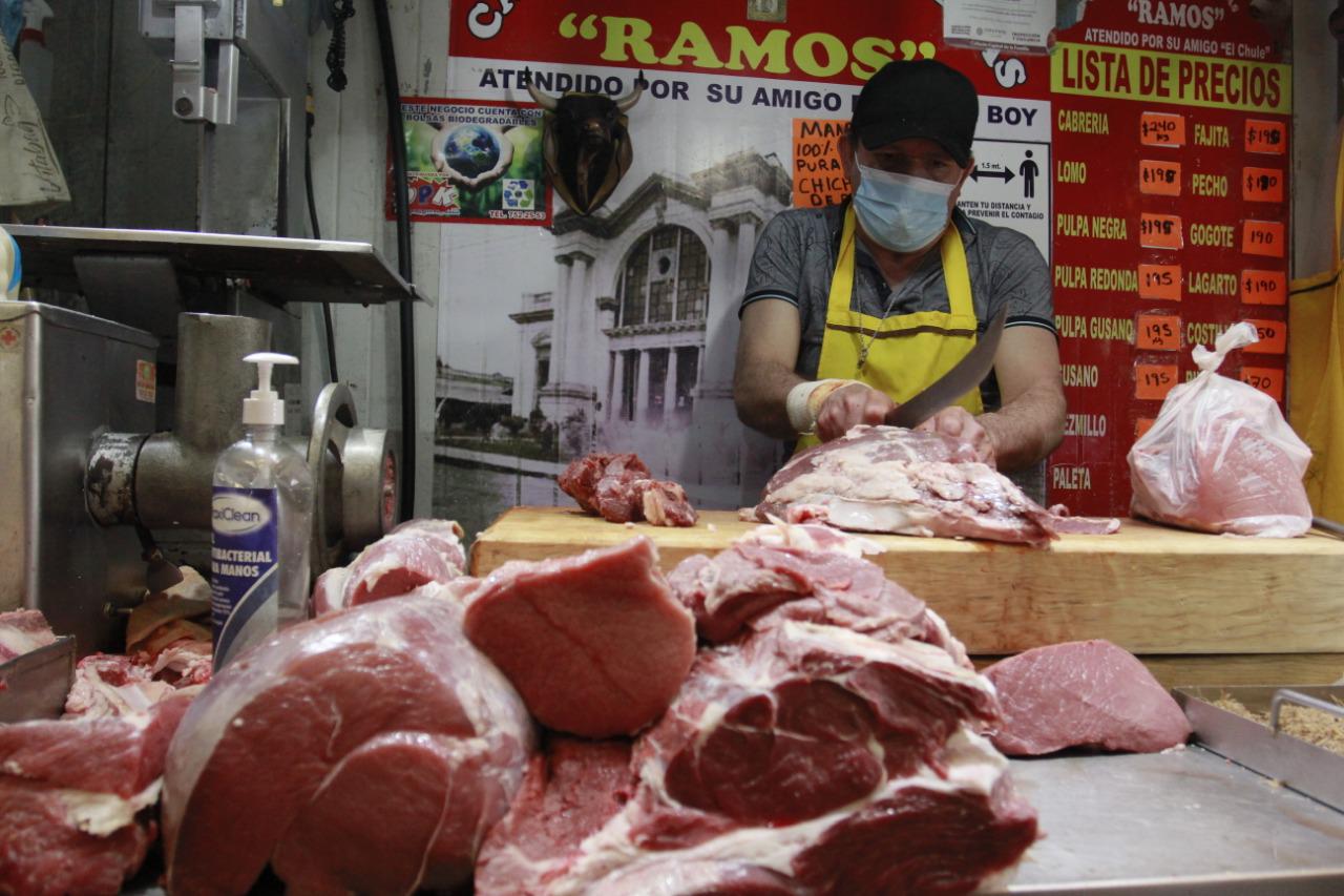 $!Abarrotan el Mercado Garmendia de Culiacán en busca de los insumos para la cena de fin de año