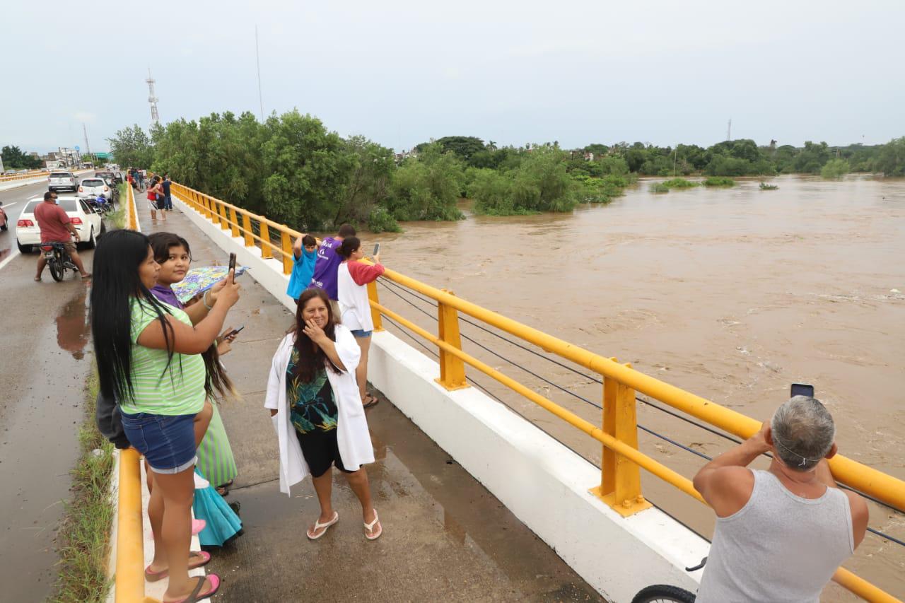 $!Crece el caudal del Río Presidio; evacuan a personas en Barrón y El Walamo, El Pozole y El Vainillo