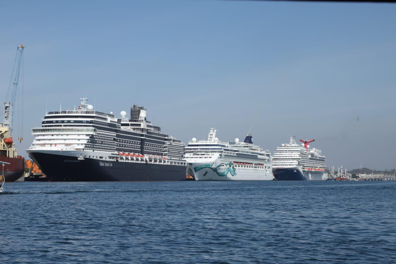 $!Coinciden en Mazatlán tres cruceros turísticos