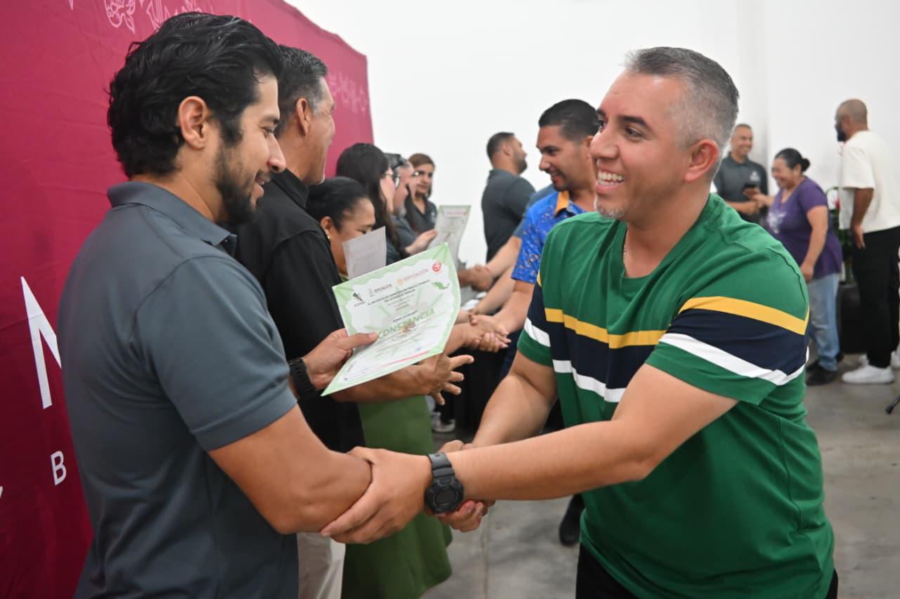 $!Entregan constancias a 72 entrenadores tras curso integral en Mazatlán