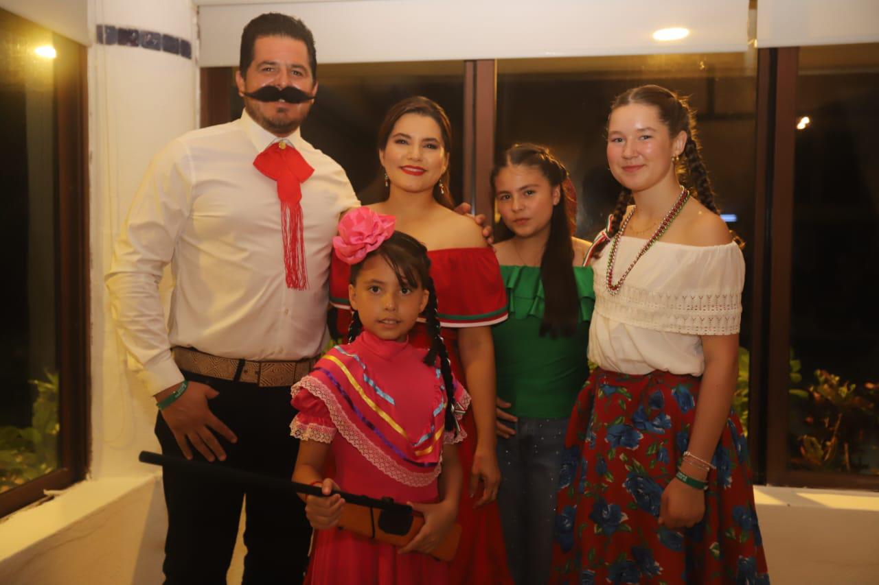 $!Armando Ríos y Dulce Castillo con sus hijas, Ana Victoria, Mariana y Katharina.