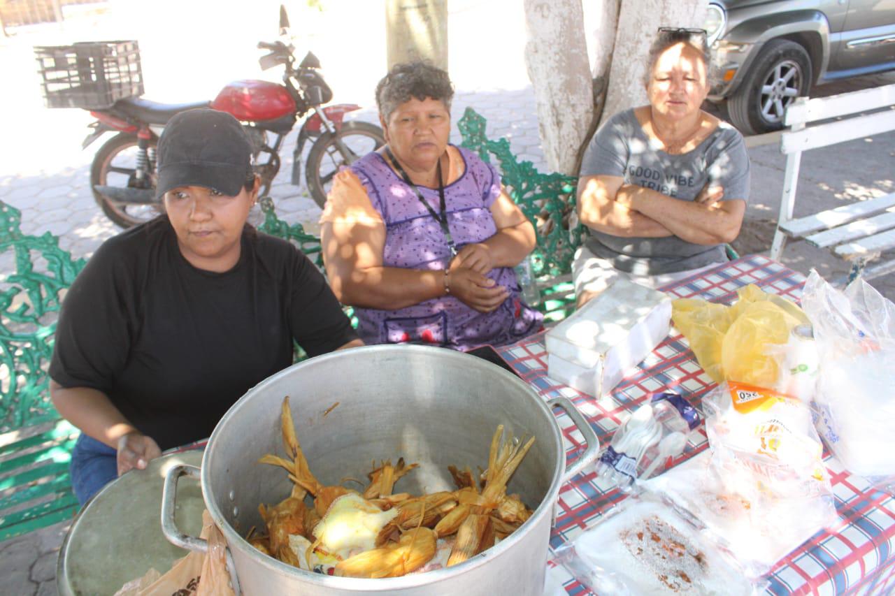 $!Vecinos apoyan muestra gastronómica tras cancelación de turistas en Chametla