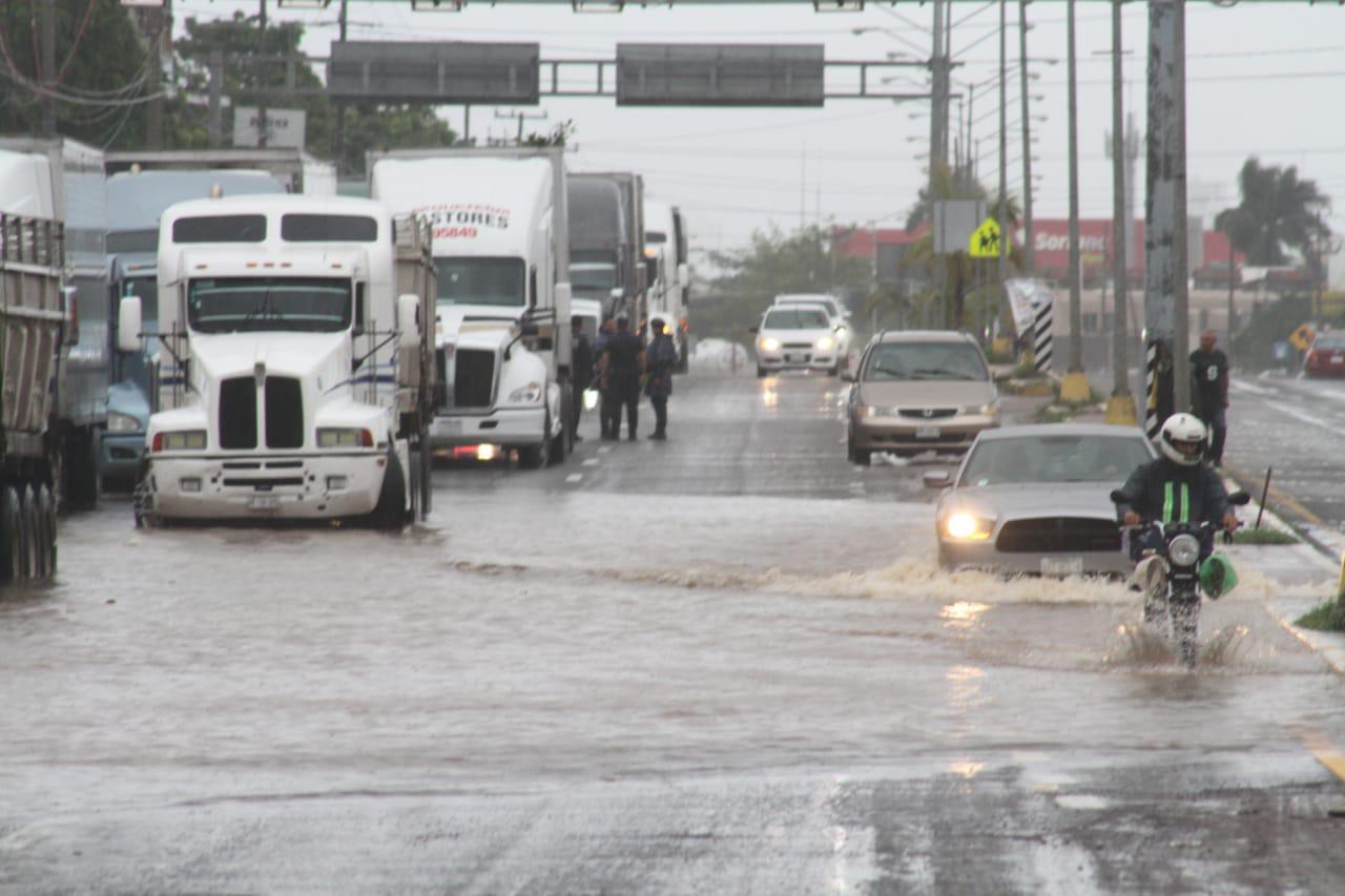 $!Sin paso de Culiacán a Mazatlán por la autopista; van más de 12 horas cerradas las vialidades
