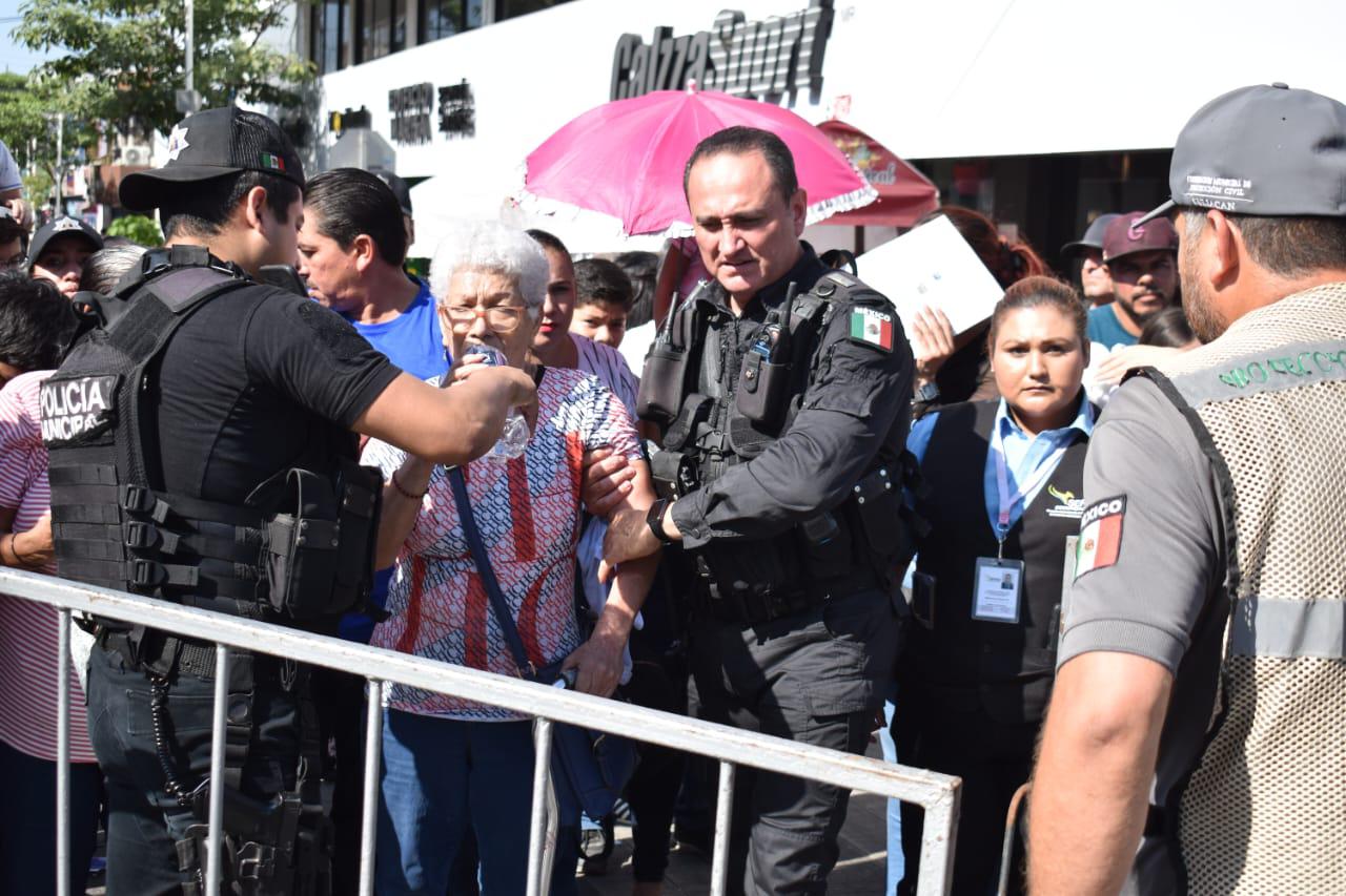 $!Disfrutan culiacanenses del desfile del Día de la Revolución