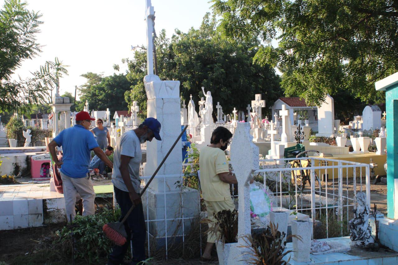 $!Rosarenses recuerdan a sus niños en el Día de Todos los Santos