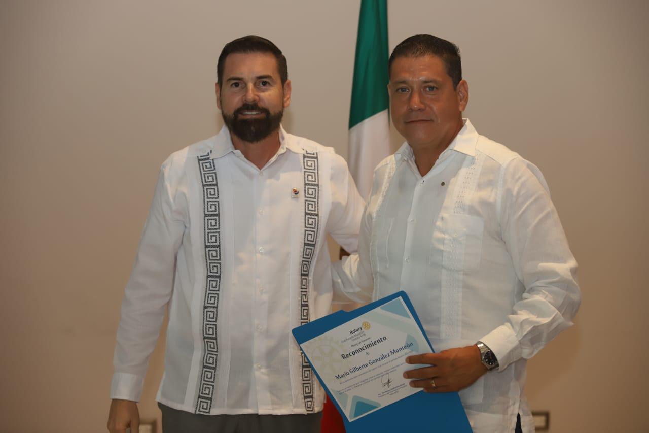$!Gilberto González con su reconocimiento.