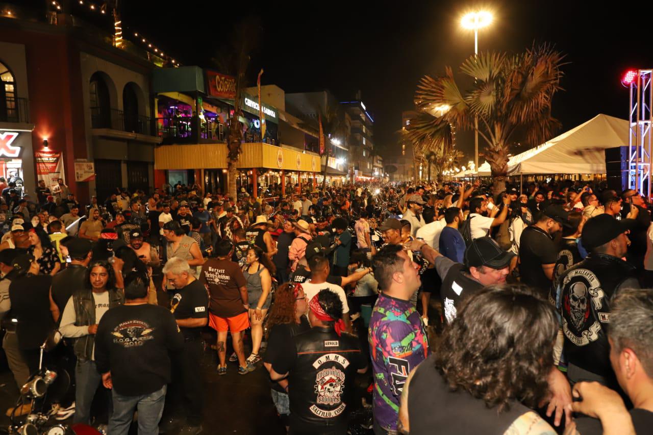 $!Los ‘bikers’ no se detienen, tras la muerte de un compañero en la Zona Dorada de Mazatlán