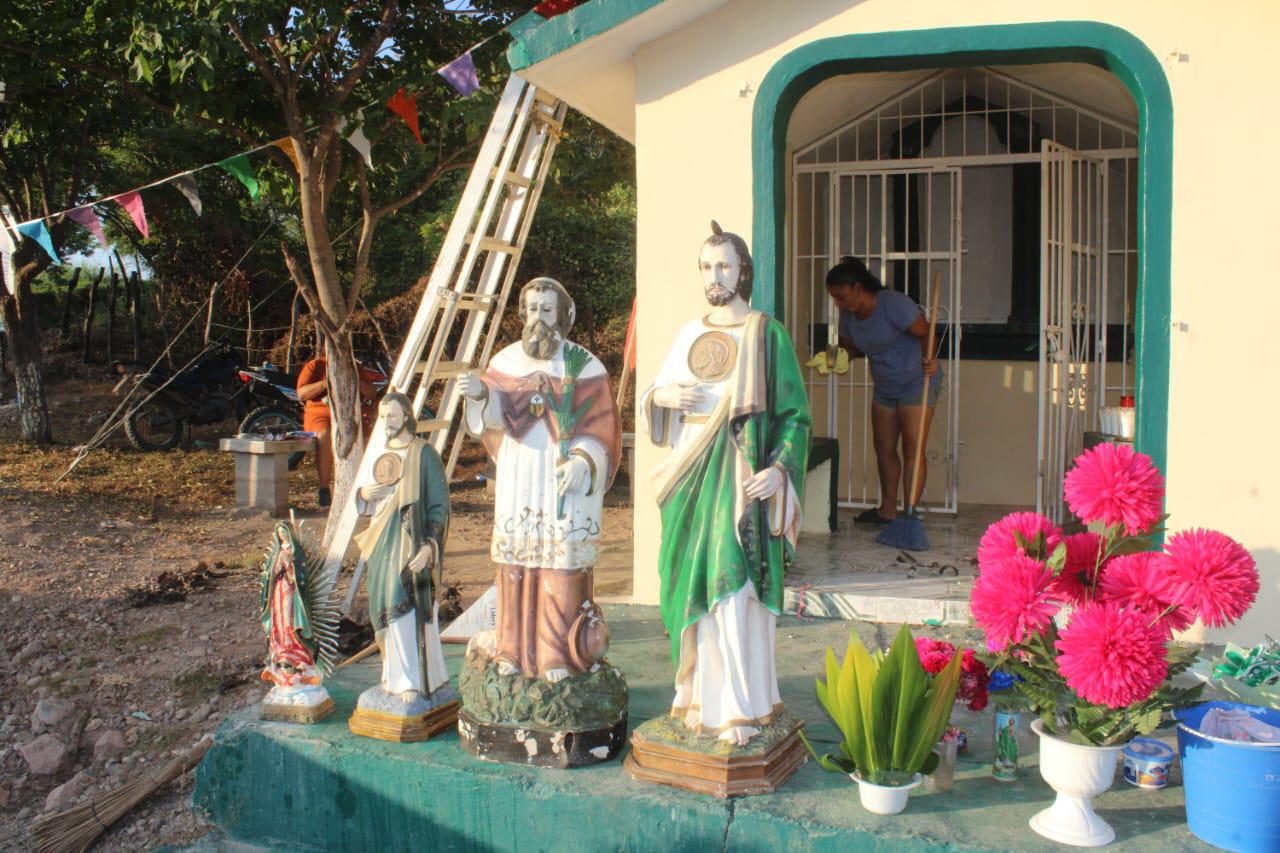 $!Jazmín, desde hace 21 años, mantiene viva la devoción en San Judas en capilla antes de llegar a Cacalotán