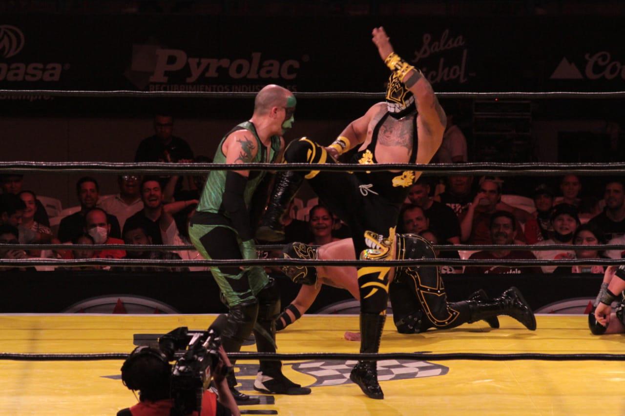 $!Pentagón Jr. e Hijo del Vikingo salen airosos en la Gira de Aniversario de la AAA en Mazatlán