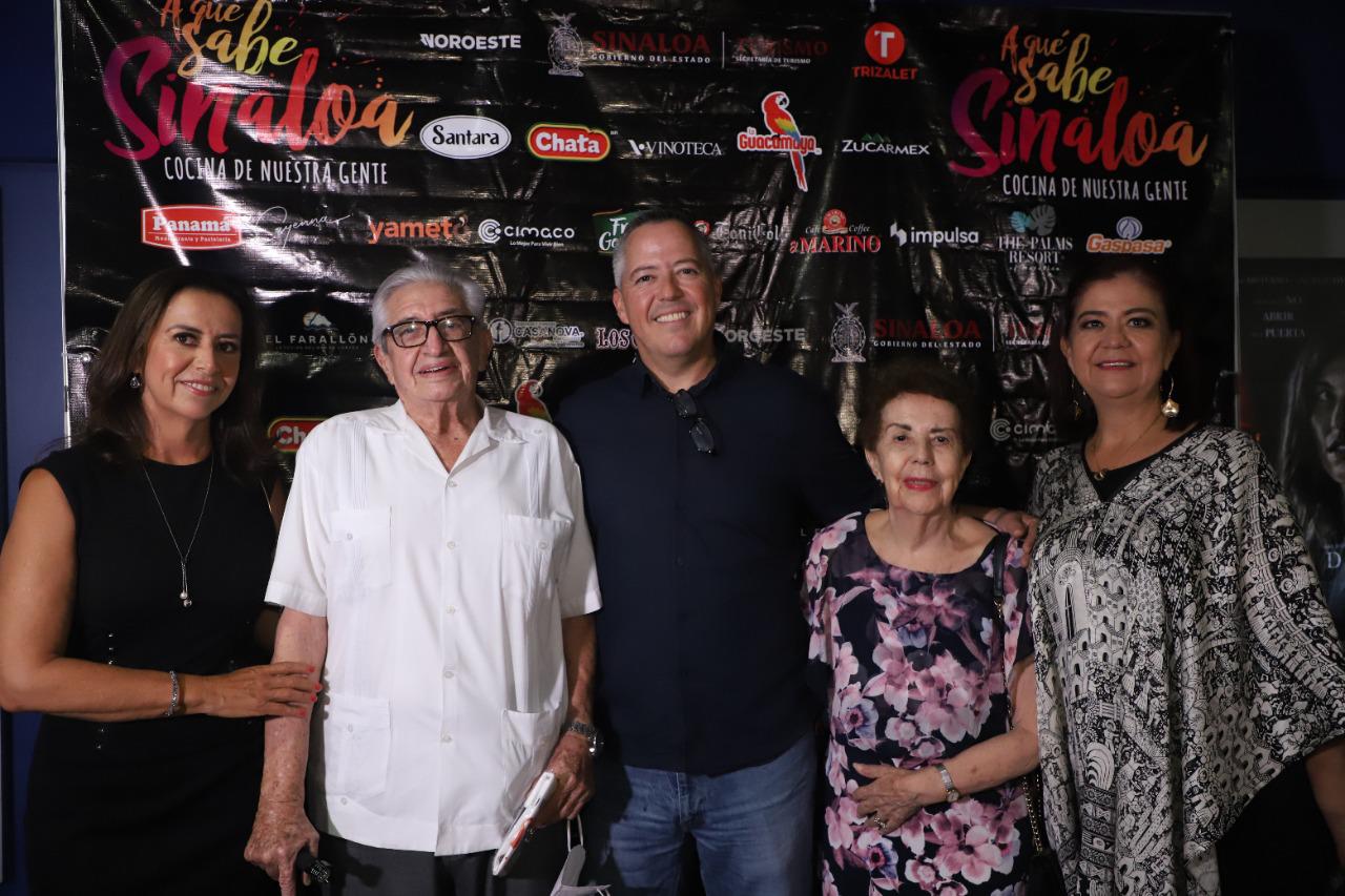 $!El chef Héctor Peniche entre sus padres, Roger Peniche y Olivia de Peniche; y sus hermanas, Claudia y Laura Peniche Pérez Anguiano.
