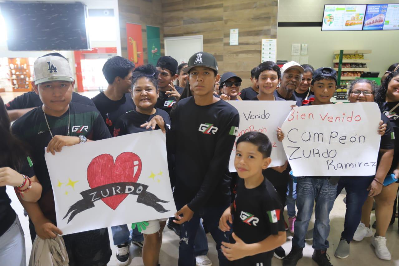 $!Con música de banda y muestras de cariño reciben al ‘Zurdo’ Ramírez en Mazatlán