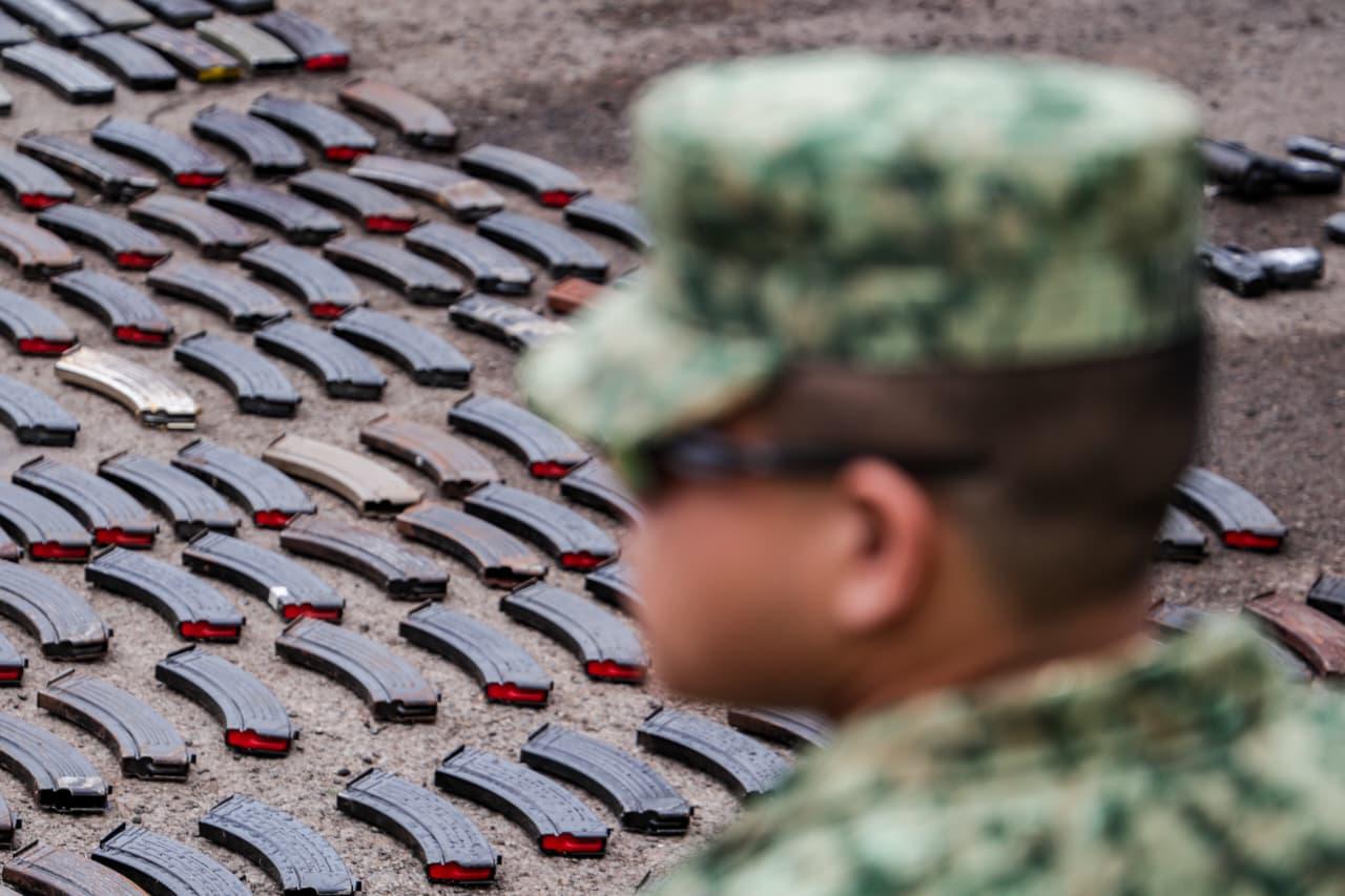 $!En plena guerra de facciones, los detienen con armas... luego los dejan salir