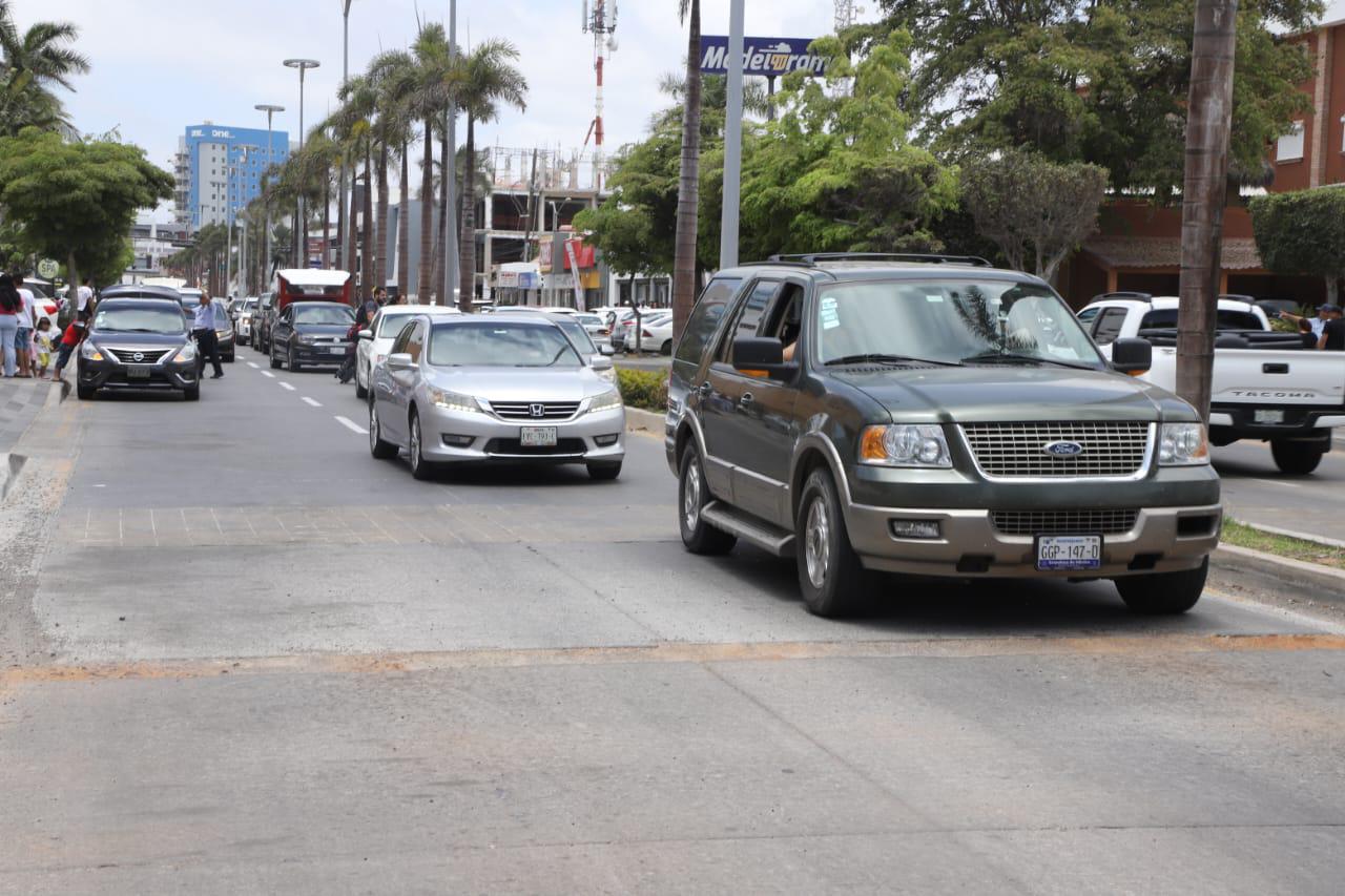 $!Afecta zanja a automovilistas en Zona Dorada de Mazatlán