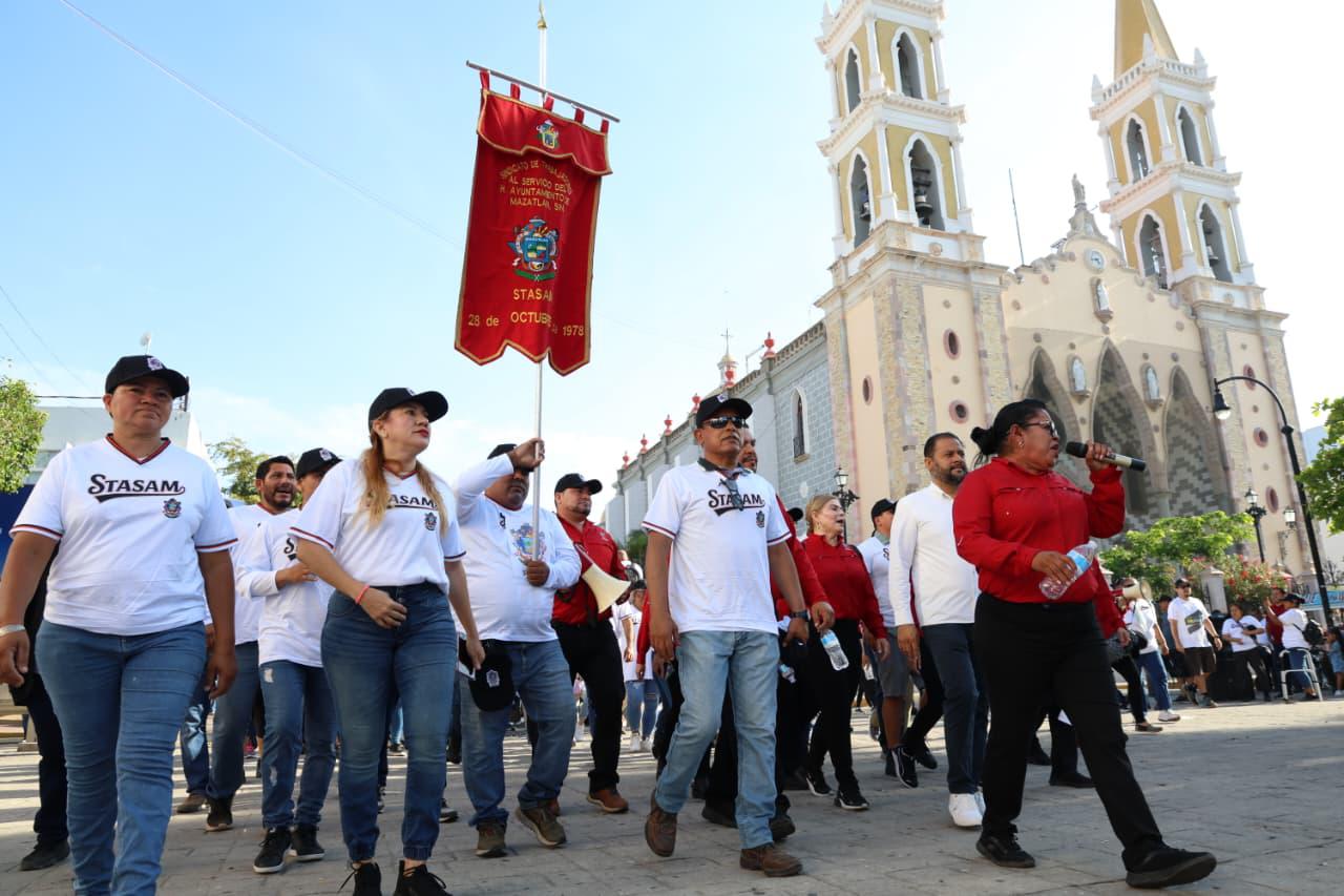 $!Exigen sindicalizados de STASAM justicia laboral durante el desfile del Día del Trabajo