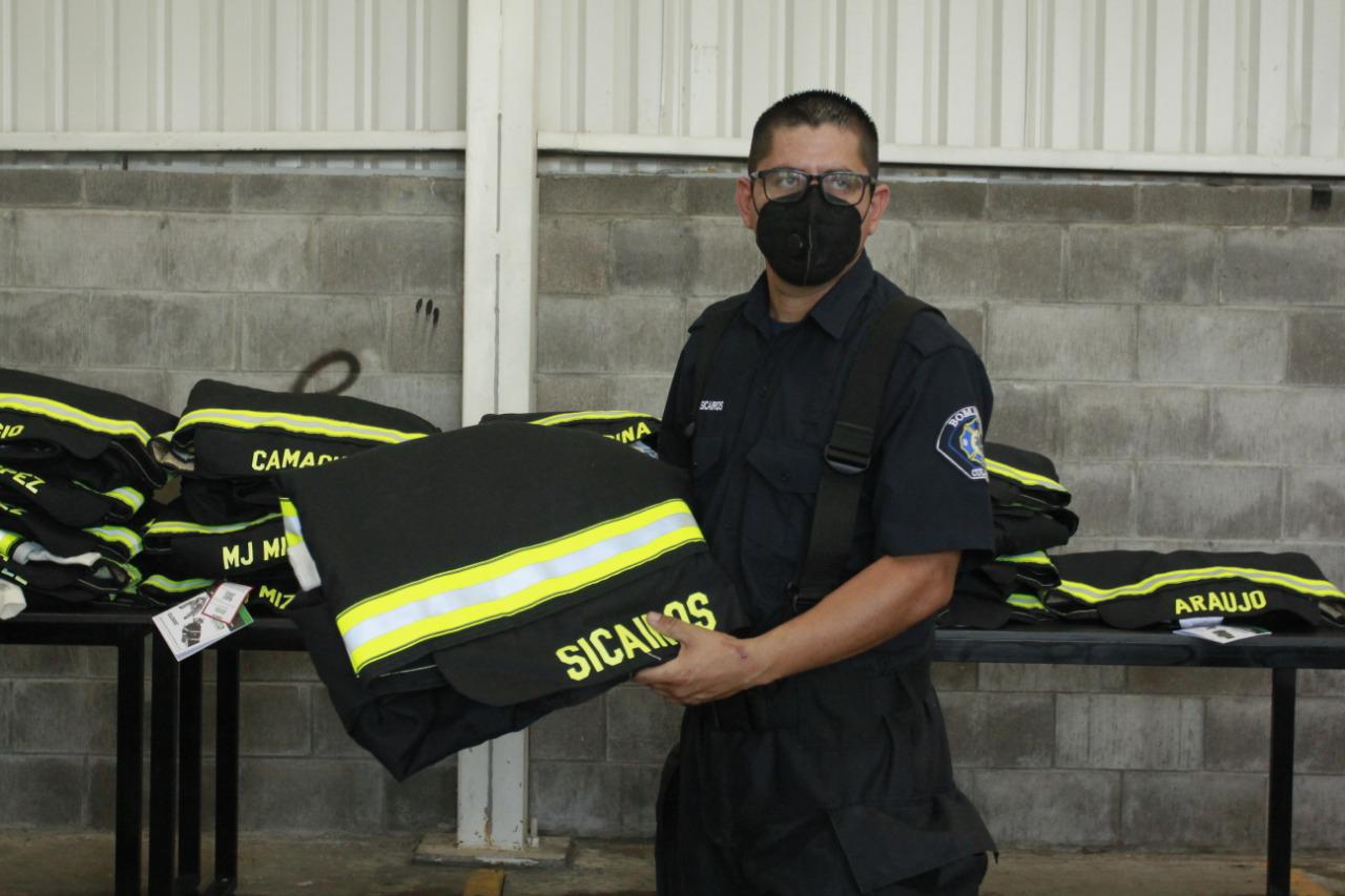 $!Entrega Patronato 25 trajes de protección para Bomberos de Culiacán