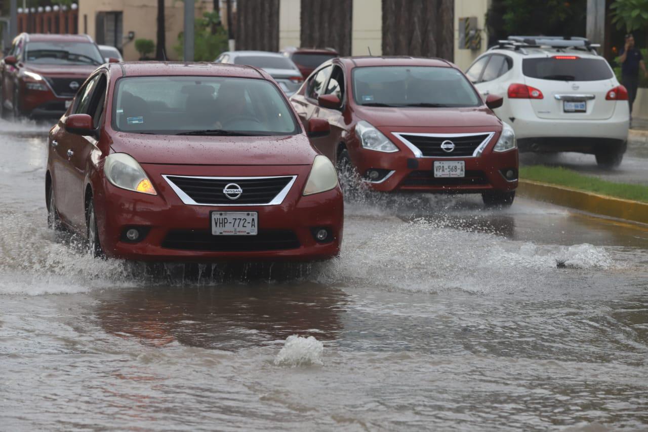 $!Provocan lluvias inundaciones en tramos de avenidas de Mazatlán