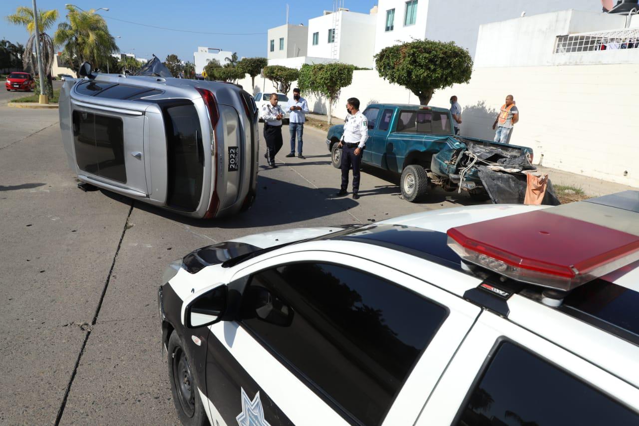 $!Mujer vuelca tras chocar camioneta estacionada en Real del Valle, en Mazatlán; sale ilesa