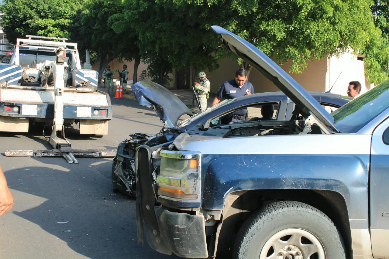 $!Choque de patrulla de la Policía Municipal y auto particular deja tres heridos en Cañadas, en Culiacán