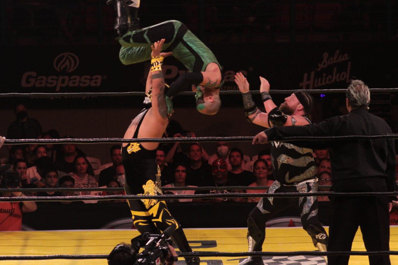$!Pentagón Jr. e Hijo del Vikingo salen airosos en la Gira de Aniversario de la AAA en Mazatlán