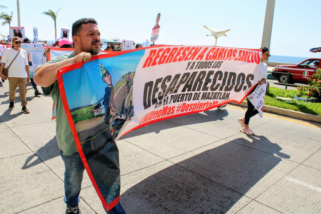 $!Marchan en Mazatlán para exigir la aparición de Carlos Emilio y más desaparecidos