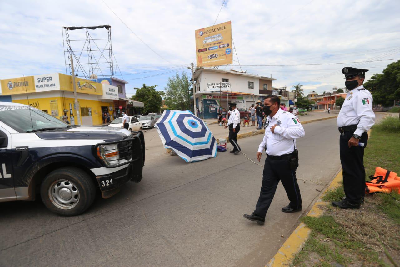 $!Tras 11 días sin agua llega el hartazgo, y vecinos de la Juárez en Mazatlán bloquean vialidades como protesta