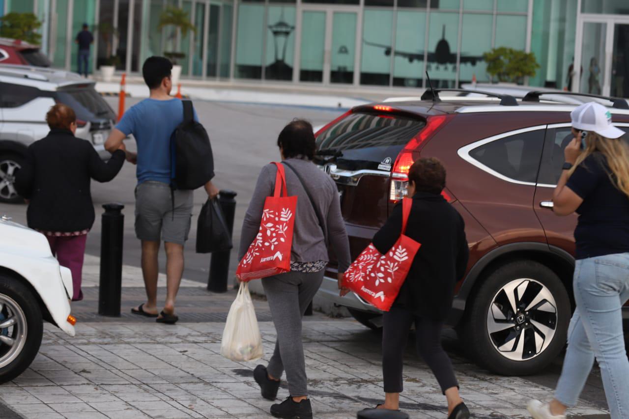 $!En un esfuerzo coordinado, salvavidas marcan la hora para salir del agua del mar en Mazatlán