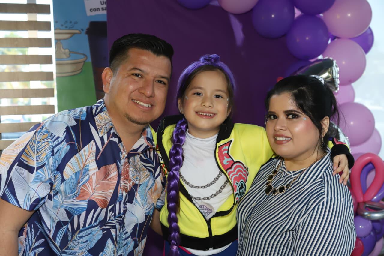 $!La cumpleañera entre sus padres Jesús Lázaro y Xóchitl Aguilar.