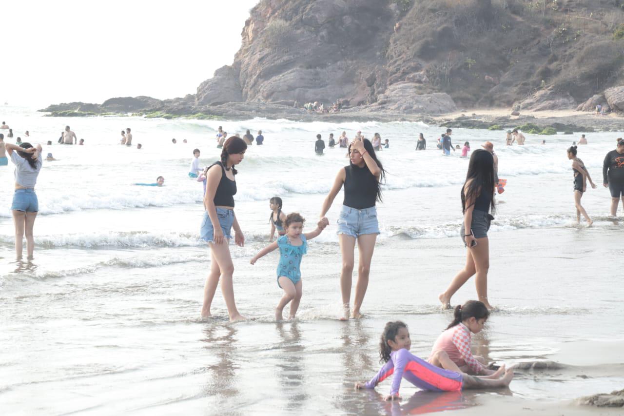 $!Viven tarde de algarabía en las playas de Mazatlán durante Semana Santa