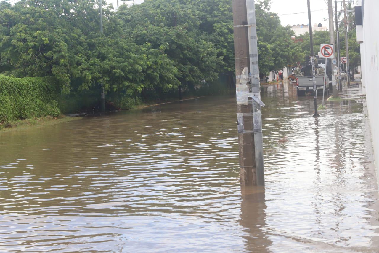 $!Provocan lluvias inundaciones en tramos de avenidas de Mazatlán
