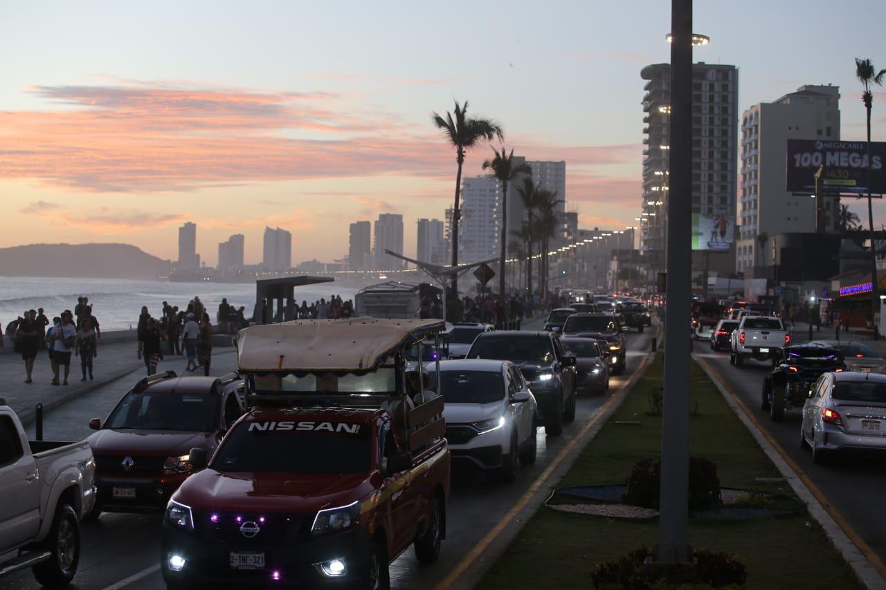 $!Se llena el malecón de Mazatlán; esperan la noche para prolongar la fiesta
