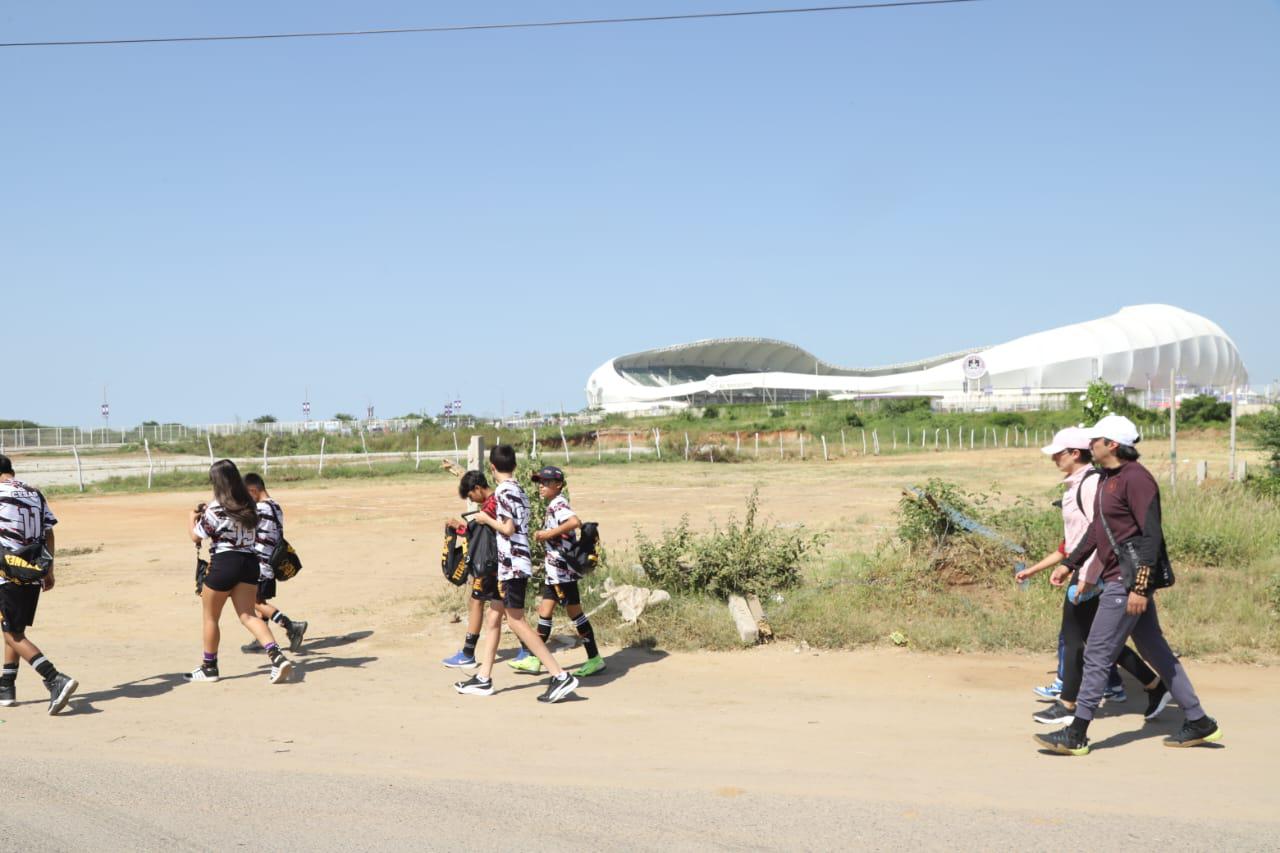 $!Bloquean Avenida Múnich, en Mazatlán, para exigir ampliación de rutas de camiones ya autorizadas