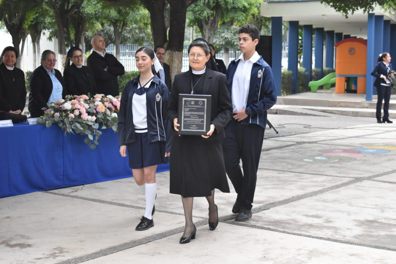 $!Recibe Instituto América placa de la CNEP como colegio de calidad