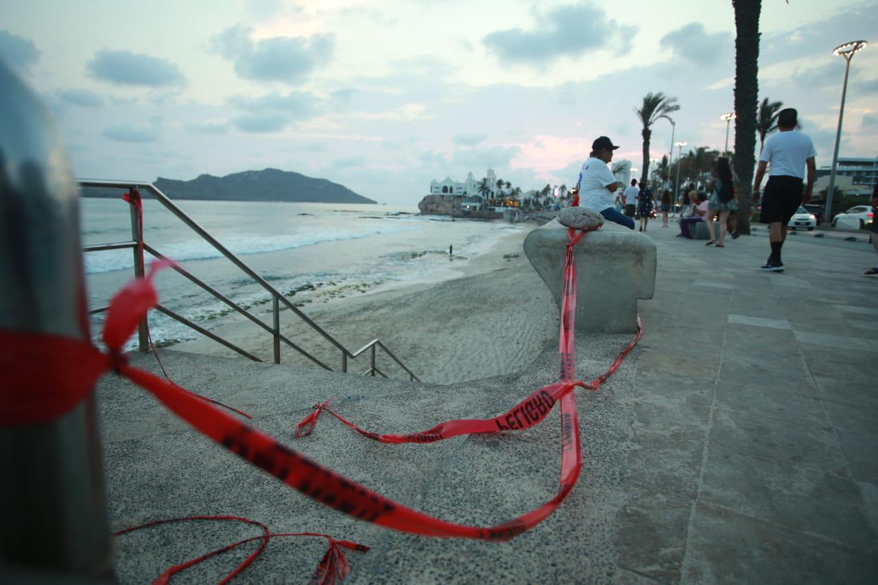 $!Cierran en Mazatlán tres áreas de playa por corrientes marinas y zanjas