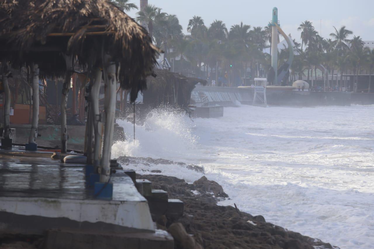 $!Oleaje ocasionado por ‘Priscilla’ deja pérdida total en palapas y pangas en Mazatlán