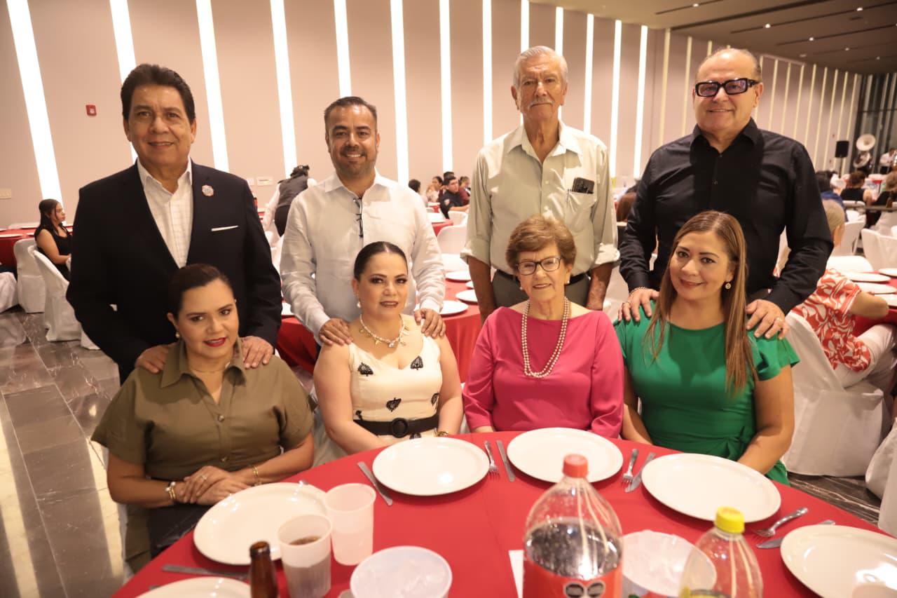 $!Sergio Romero, Jorge Guerrero, Luis Octavio Magallón y Arturo Ángulo. Sentadas, Edna Gutierrez, Sandra Gaviño, Lourdes Magallón y Andrea Osuna.